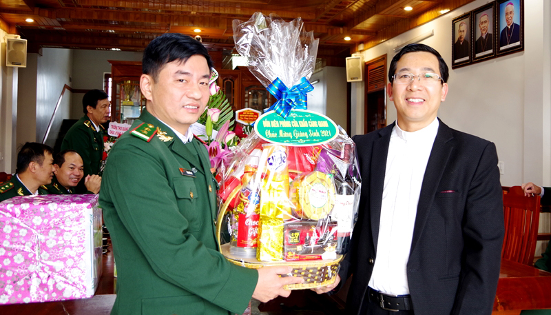 Chỉ huy Đồn Biên phòng cửa khẩu cảng Gianh, BĐBP tỉnh tặng hoa chúc mừng giáo xứ Nhân Thọ (phường Quảng Thọ, thị xã Ba Đồn)
