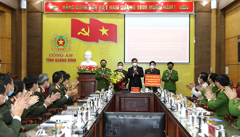 Đồng chí Chủ tịch UBND tỉnh Trần Thắng trao thưởng 50 triệu đồng cho Ban Chuyên án “TVC6”.