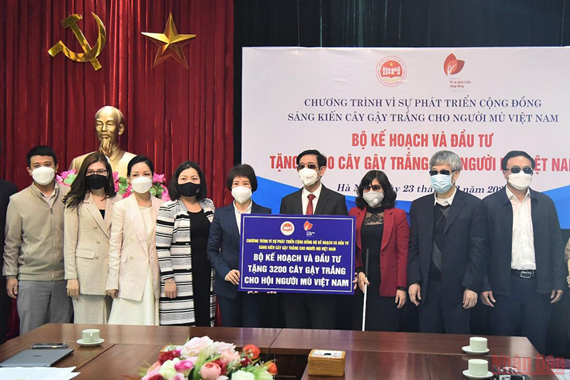 Lễ trao tặng đợt 2 với 3.200 cây gậy trắng cho người mù Việt Nam