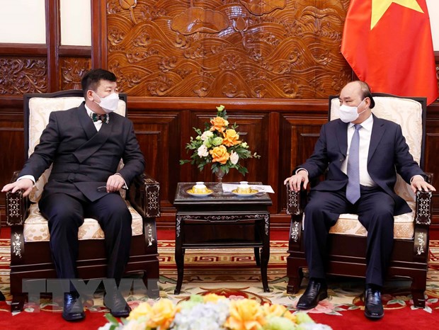 Chủ tịch nước Nguyễn Xuân Phúc tiếp Đại sứ Mông Cổ Jigjee Sereejav. (Ảnh: Thống Nhất/TTXVN)