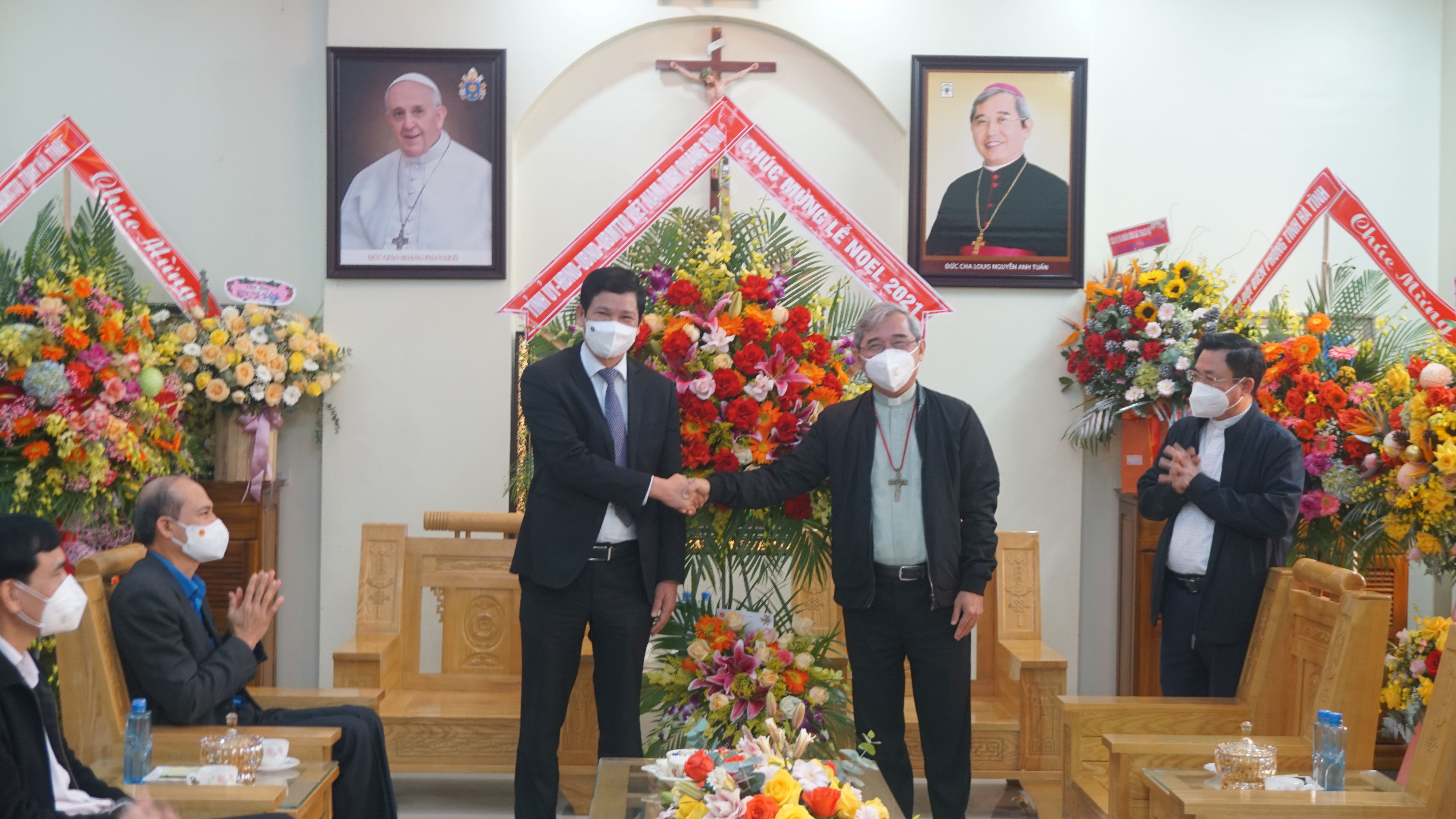 Thay mặt lãnh đạo tỉnh, đồng chí Phó Chủ tịch UBND tỉnh Hồ An Phong cùng đoàn tặng hoa chúc mừng Tòa Giám mục Giáo phận Hà Tĩnh.