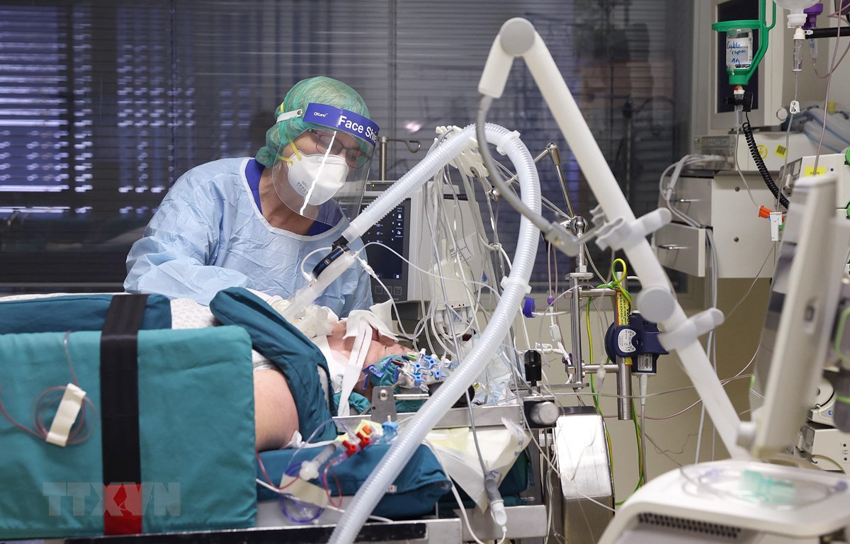  Nhân viên y tế điều trị cho bệnh nhân COVID-19 tại bệnh viện ở Magdeburg, Đức ngày 28-4-2021. (Ảnh: AFP/TTXVN)