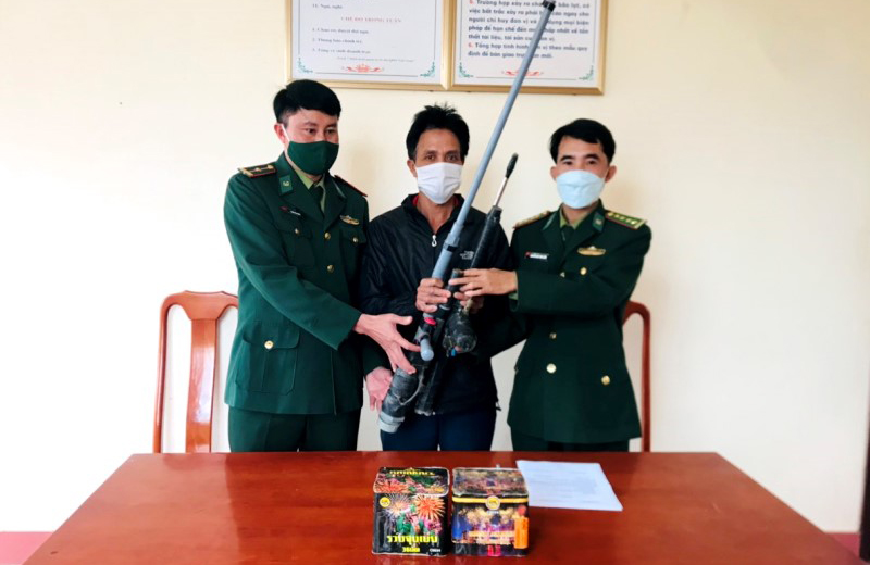 Cán bộ Đồn Biên phòng Lý Hòa, BĐBP tỉnh tiếp nhận hai khẩu súng cồn tự chế, hai hộp pháo hoa của người dân tự nguyện giao nộp.
