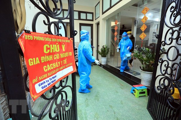  Nhân viên y tế đến theo dõi, điều trị F0 tại nhà xã Tam Hiệp, huyện Thanh Trì. (Ảnh: Tuấn Anh/TTXVN)