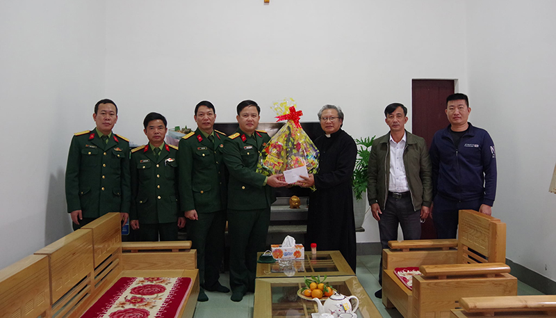 Thượng tá Hoàng Xuân Đông, Phó Chỉ huy trưởng, Tham mưu trưởng Bộ CHQS tỉnh thăm, chúc mừng giáo xứ Chày,  xã Phúc Trạch, huyện Bố Trạch.