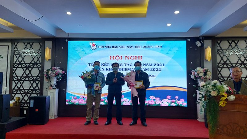 Các cá nhân được tặng Kỷ niệm chương của Hội Nhà báo Việt Nam.