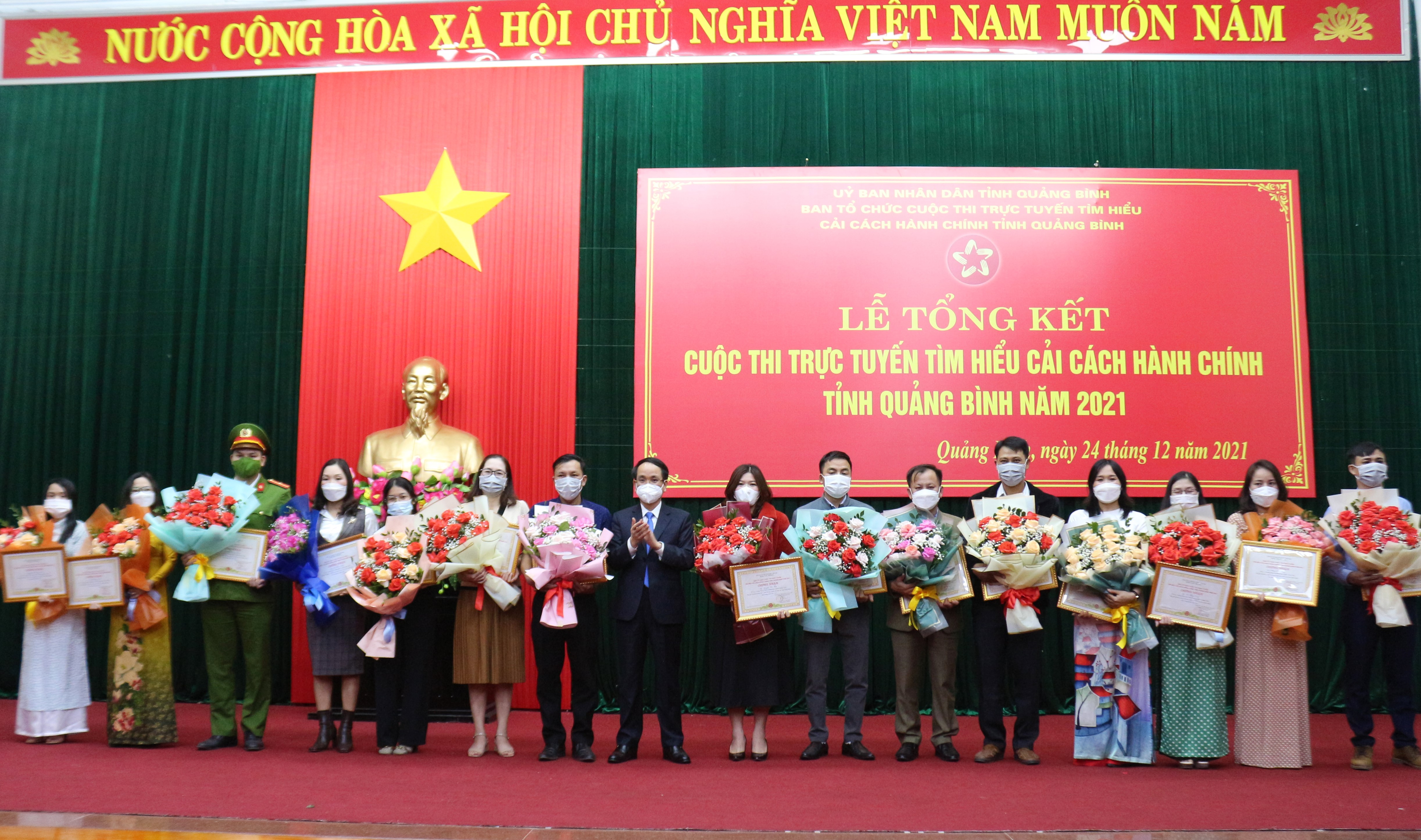 Đồng chí Phó Chủ tịch UBND tỉnh Phan Mạnh Hùng trao bằng khen cho các cá nhân đạt giải.