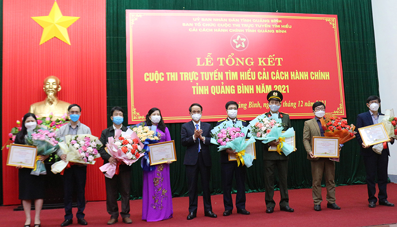 Đồng chí Phó Chủ tịch UBND tỉnh Phan Mạnh Hùng trao bằng khen cho các tập thể đạt giải.