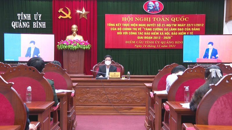 Đồng chí Cao Văn Định, Ủy viên Ban Thường vụ Tỉnh ủy, Trưởng Ban Tuyên giáo Tỉnh ủy chủ trì hội nghị tại điểm cầu tỉnh Quảng Bình.