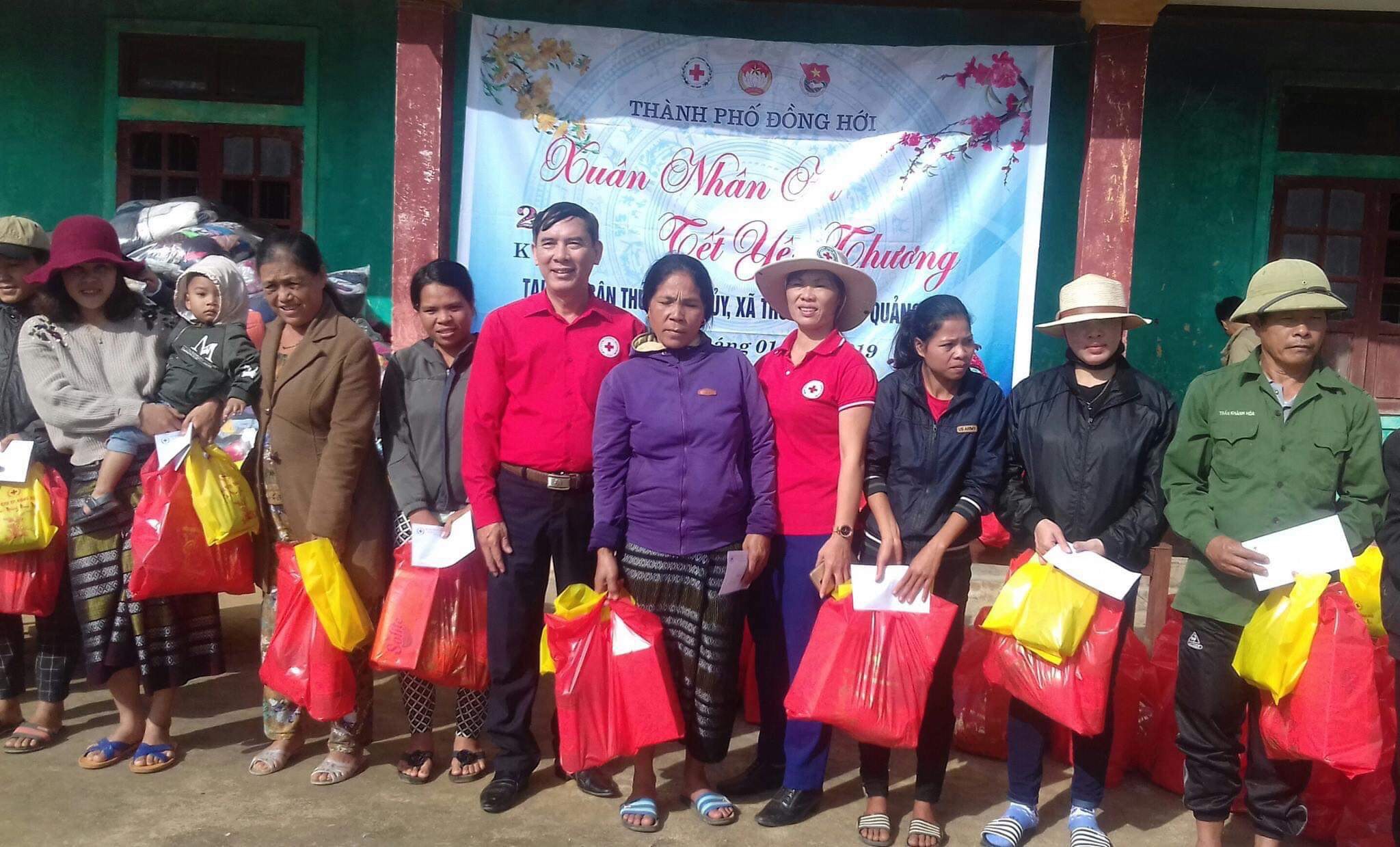 Hội CTĐ phường Đồng Sơn phối hợp với Hội CTĐ TP. Đồng Hới trao hỗ trợ cho các gia đình khó khăn ở xã Trường Xuân (Quảng Ninh).