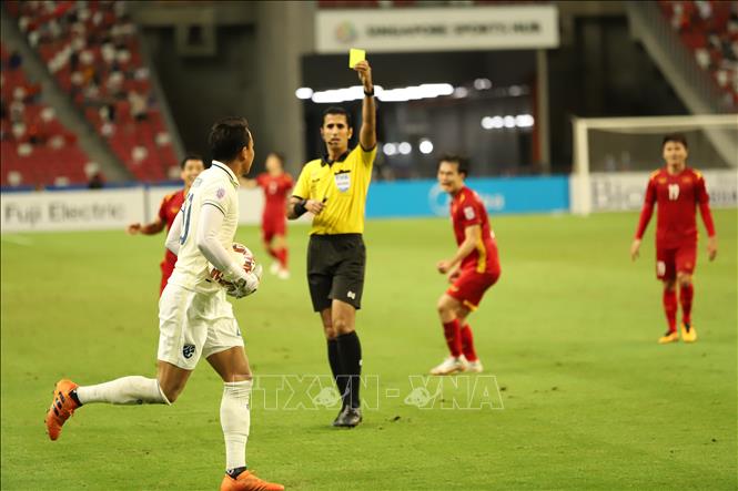 Thủ môn đội Thái Lan nhận thẻ vàng với pha phạm lỗi với cầu thủ Văn Toàn trong trận bán kết lượt đi AFF Suzuki Cup 2020 giữa Đội tuyển Việt Nam và Thái Lan, tối 23/12/2021. Ảnh: Thế Vũ/TTXVN