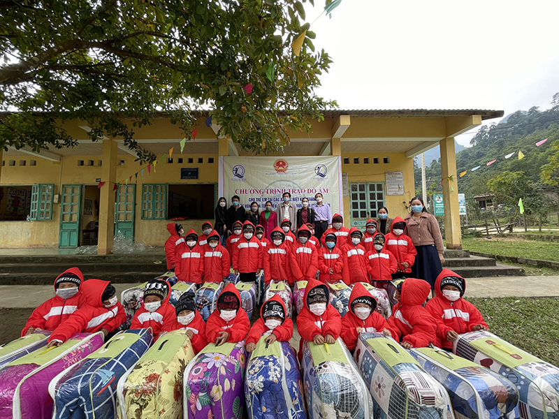 Trẻ em vùng khó khăn hân hoan đón nhận những chiếc áo ấm do Quỹ Bảo trợ trẻ em trao tặng.