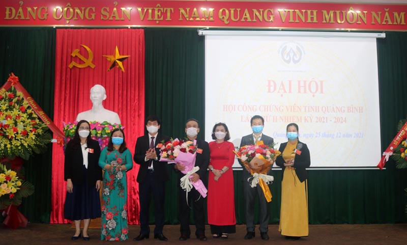 Ban chấp hành  Hội Công chứng viên tỉnh Quảng Bình lần thứ II, nhiệm kỳ 2021-2024 ra mắt tại đại hội.