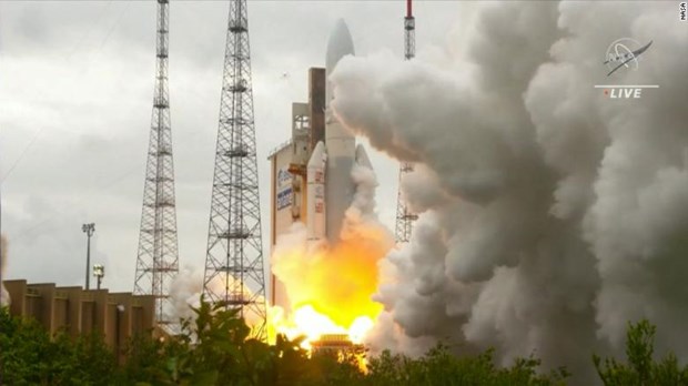  Tên lửa Ariane 5 đưa kính viễn vọng không gian James Webb lên vũ trụ từ sân bay vũ trụ ở Guiana của Pháp. (Nguồn: cnn.com)