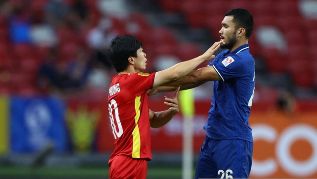  Kritsada Kama (phải) thể hiện tinh thần chơi máu lửa trước đội tuyển Việt Nam.Ảnh: Getty