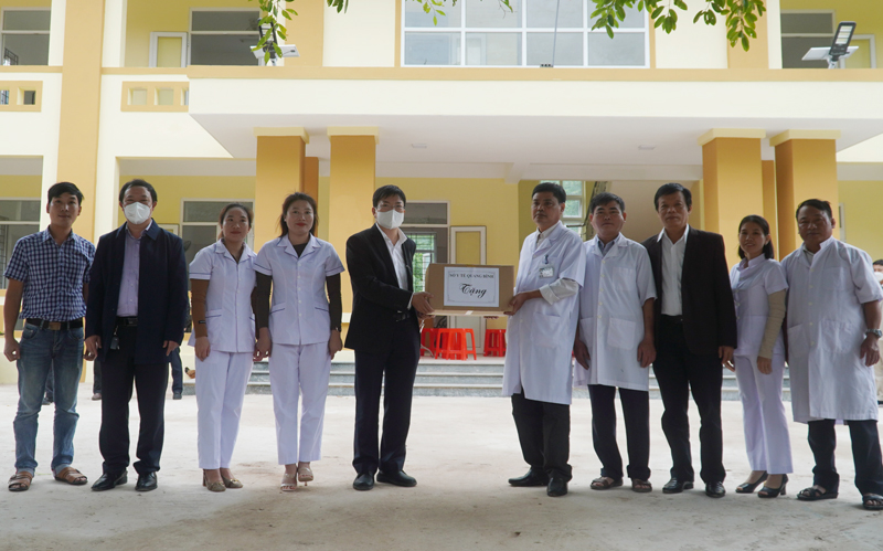 Trao tặng thiết bị y tế chống dịch cho Trạm y tế xã Thượng Trạch.