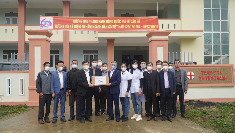 Trao tặng thiết bị y tế chống dịch cho Trạm y tế xã Tân Trạch.