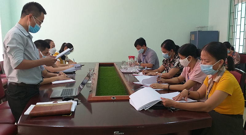 Đoàn kiểm tra của UBND TP. Đồng Hới kiểm tra việc hỗ trợ kinh phí cho đối tượng gặp khó khăn do dịch Covid-19 tại phường Hải Thành sau khi tiếp nhận phản ánh.