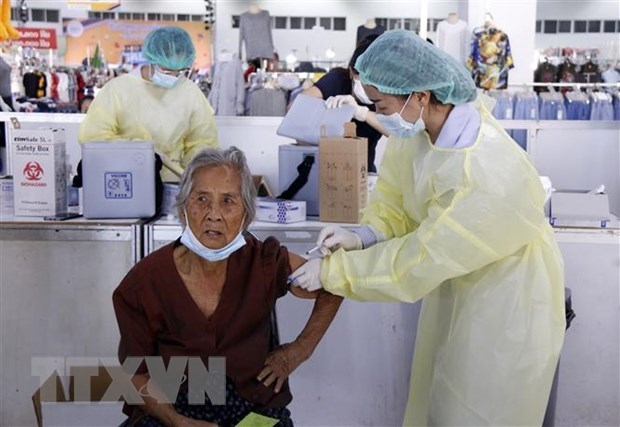 Một nhân viên y tế tiêm vaccine cho người dân ở thủ đô Vientiane. (Ảnh: Phạm Kiên/TTXVN)