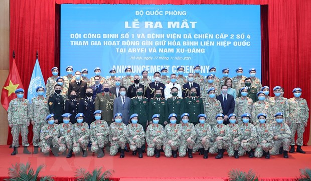Thượng tướng Hoàng Xuân Chiến, Thứ trưởng Bộ Quốc phòng cùng tùy viên quân sự các nước tại Việt Nam với Đội công binh số 1 và Bệnh viện dã chiến cấp 2 số 4 tại buổi lễ. (Ảnh: Trọng Đức/TTXVN)
