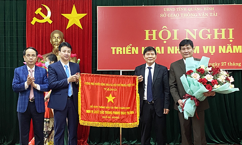Thừa ủy quyền của Thủ tướng Chính phủ, đồng chí Phó Chủ tịch UBND tỉnh Phan Mạnh Hùng trao cờ thi đua của Chính phủ cho Sở GTVT.