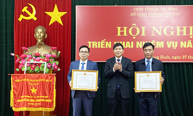 Thừa ủy quyền của Bộ trưởng Bộ GTVT, đồng chí Phạm Văn Năm, Giám đốc sở GTVT trao bằng khen của Bộ GTVT cho các tập thể, cá nhân.