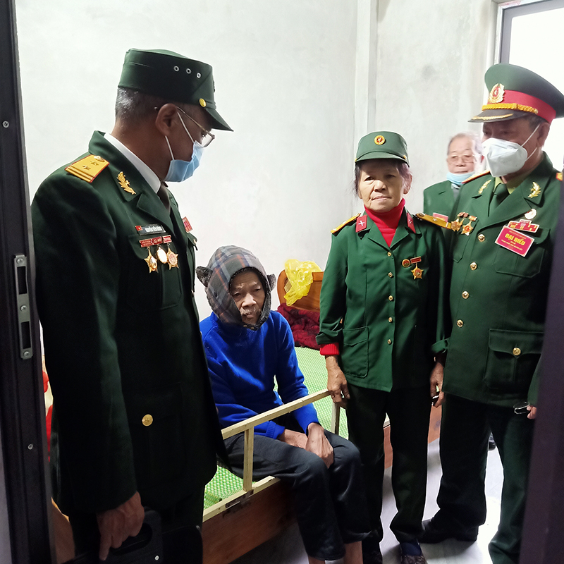Các đồng đội Hội Truyền thống Trường Sơn đường Hồ Chí Minh đến thăm hỏi động viên gia đình bà Lê Thị Vưa
