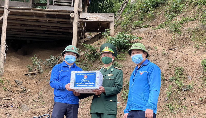Huyện đoàn Quảng Ninh thăm và tặng quà cán bộ chiến sĩ trạm Bến Tiêm, Đồn Biên phòng Làng Mô