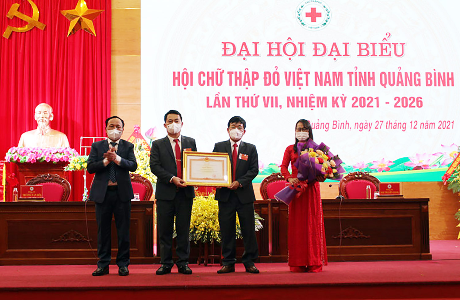 Thừa uỷ quyền của Thủ tướng Chính phủ, đồng chí Phó Bí thư Thường trực Tỉnh ủy Trần Hải Châu trao bằng khen của Thủ tướng Chính phủ cho Hội CTĐ tỉnh.
