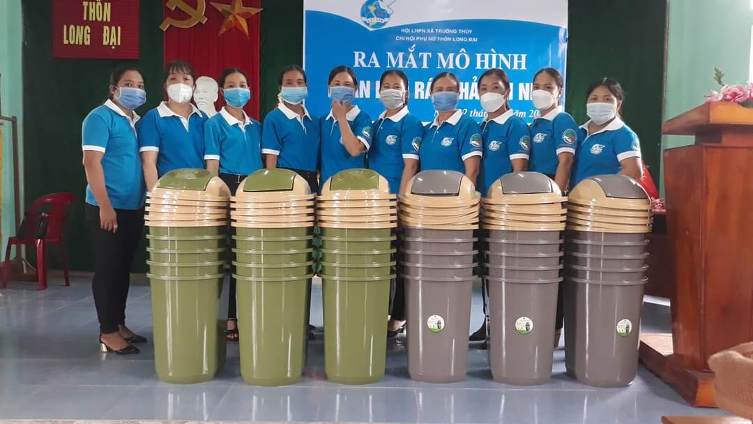 Mô hình thu gom rác thải bảo vệ môi trường được Hội LHPN huyện triển khai thực hiện hiệu quả.