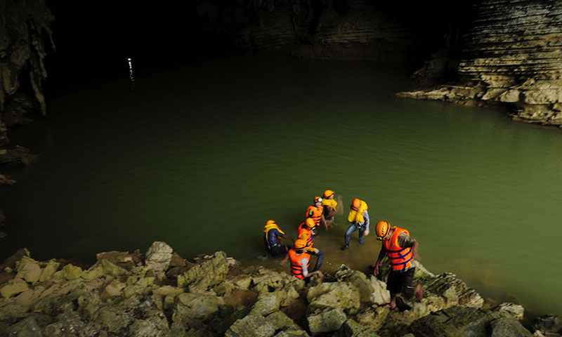 Khách du lịch khám phá hệ thống hang động Tú Làn ở xã Tân Hóa.