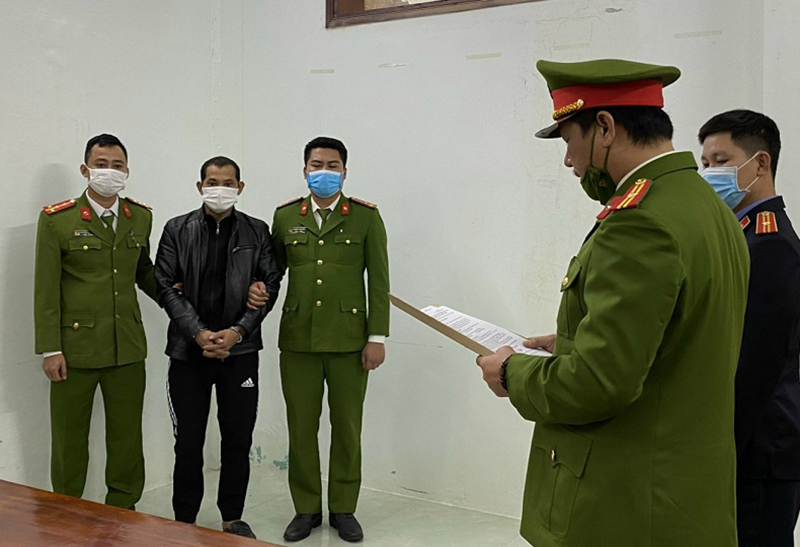 Cơ quan Cảnh sát điều tra tống đạt quyết định khởi tố vụ án, khởi tố bị can và bắt tạm giam Lê Văn Ninh về tội làm nhục người khác.