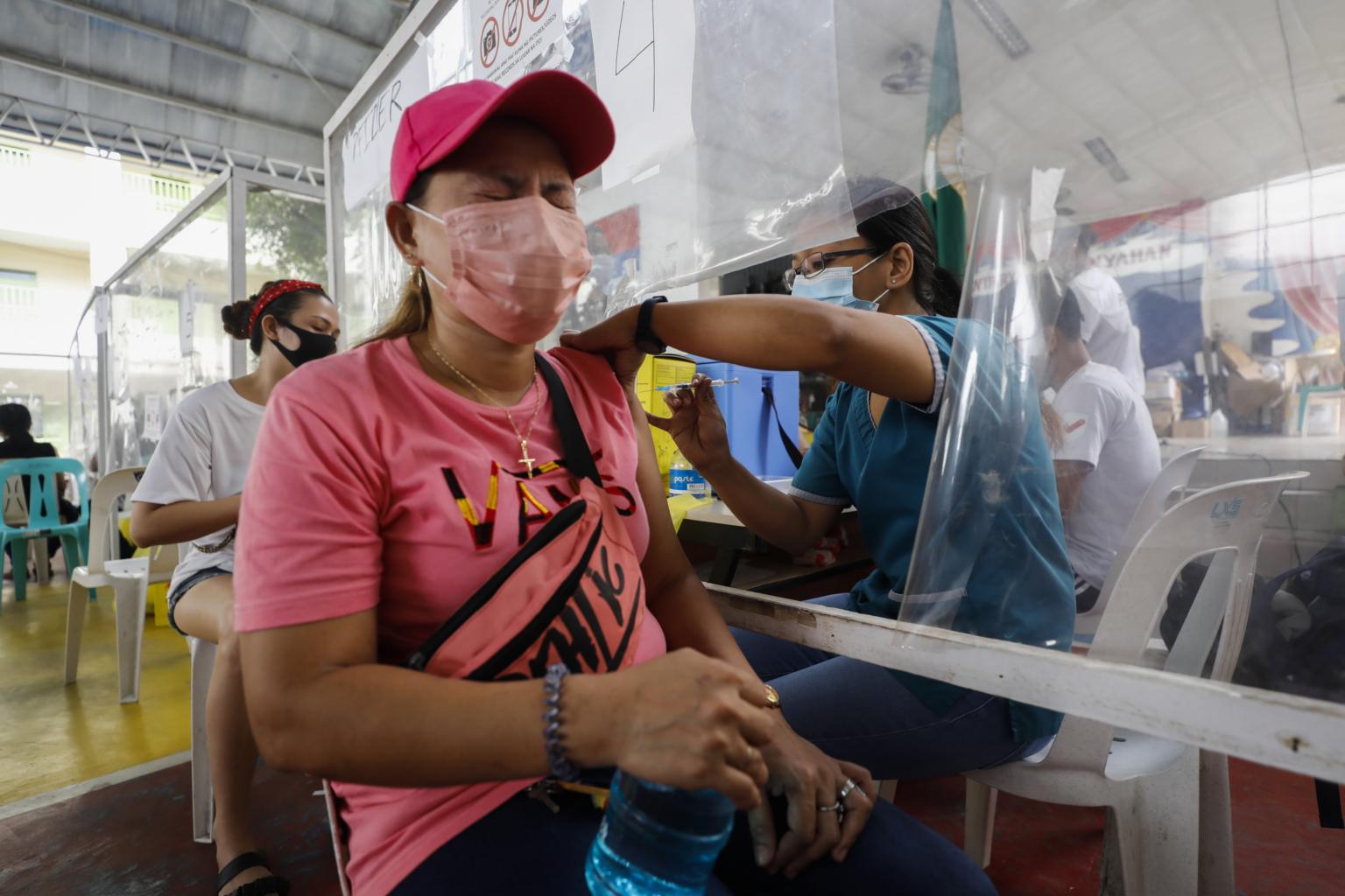 Người dân tiêm vaccine ngừa COVID-19 tại Quezon, Philippines. Ảnh: EPA-EFE
