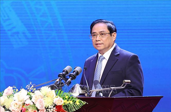 Thủ tướng Phạm Minh Chính tuyên dương các điển hình xuất sắc. Ảnh: Dương Giang/TTXVN