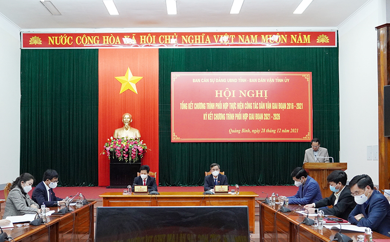  Đồng chí Chủ tịch UBND tỉnh Trần Thắng và đồng chí Trưởng ban Dân vận Tỉnh ủy Lê Văn Bảo chủ trì hội nghị.