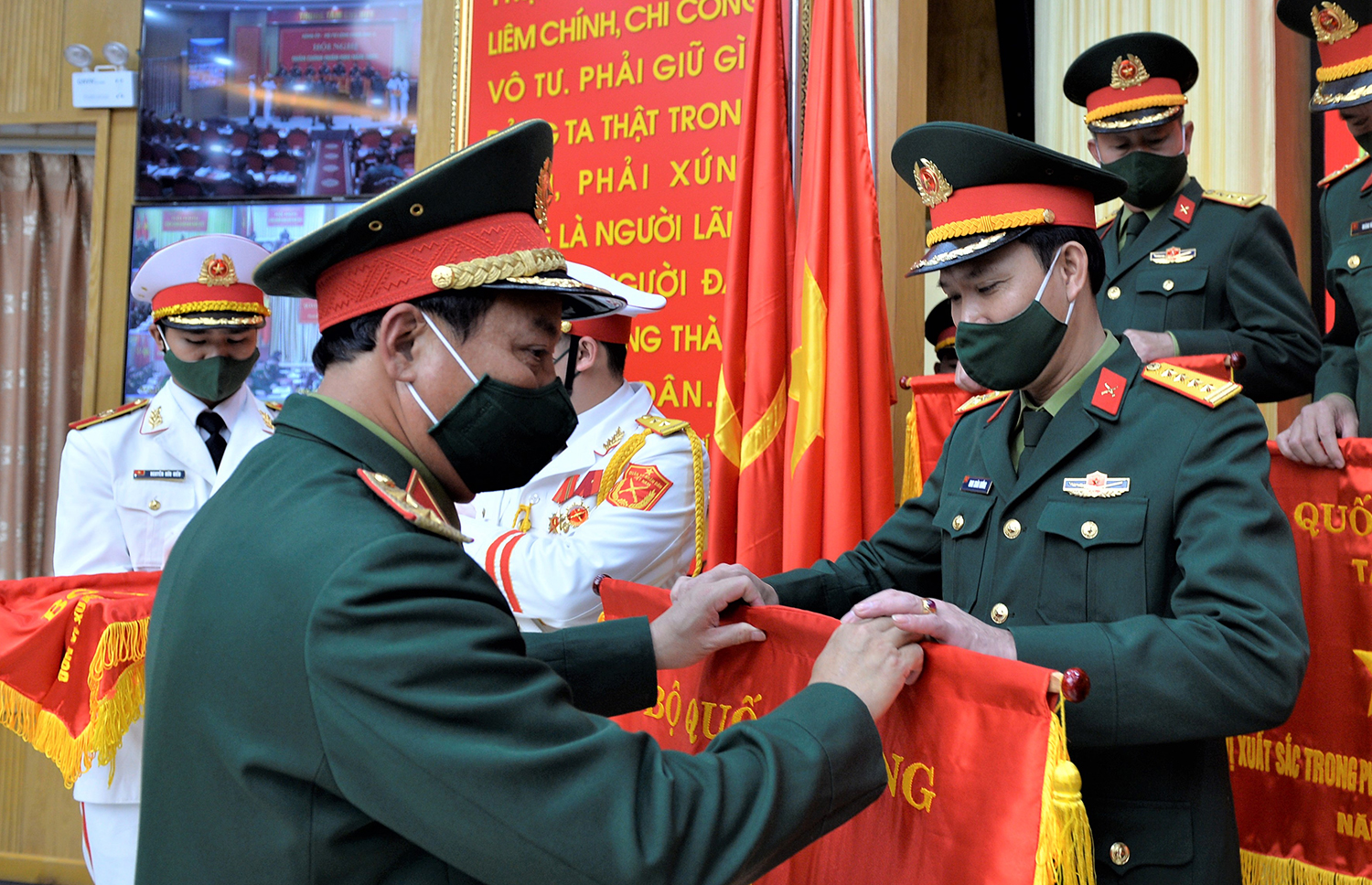 Thừa ủy quyền của Bộ Quốc phòng, Thủ trưởng Bộ Tư lệnh Quân khu 4 trao Cờ thi đua của Bộ Quốc phòng tặng Bộ CHQS tỉnh Quảng Bình vì đã có thành tích xuất sắc trong phong trào thi đua quyết thắng năm 2021.