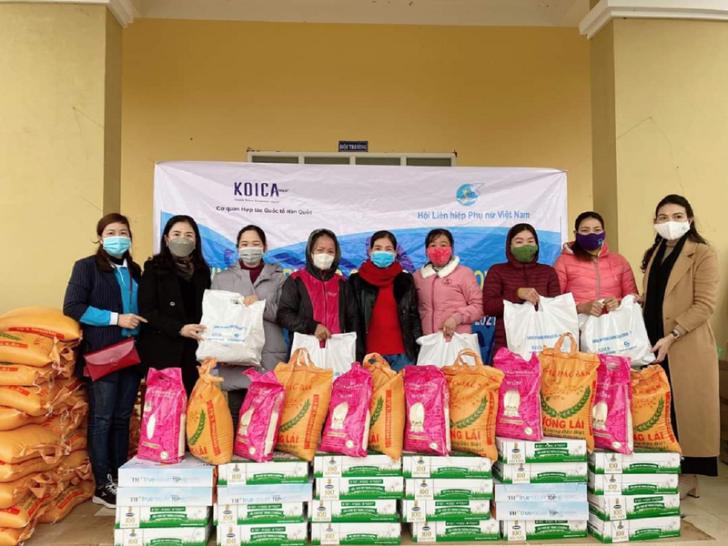 Đại diện lãnh đạo Hội LHPN tỉnh đã đến thăm, tặng quà cho phụ nữ nghèo bị ảnh hưởng dịch bệnh Covid-19 trên địa bàn huyện Minh Hóa
