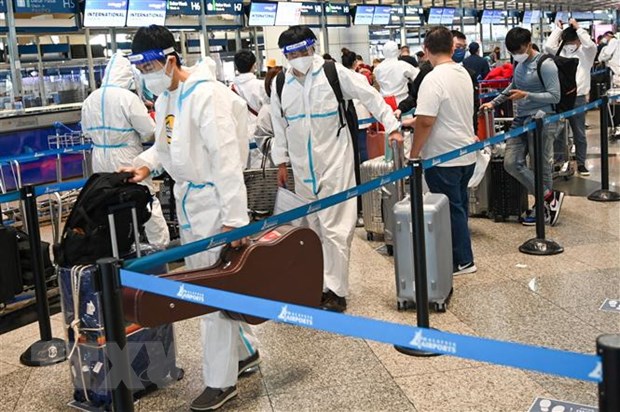 Hành khách chờ làm thủ tục tại sân bay quốc tế Kuala Lumpur, Malaysia. (Ảnh: AFP/TTXVN)