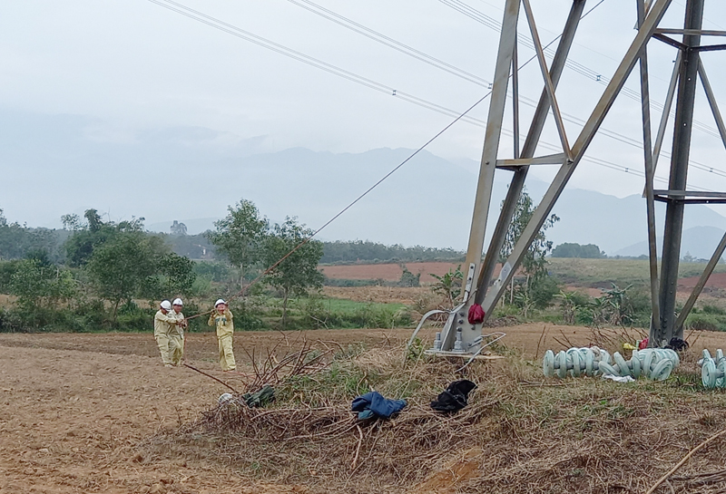 Tuy thời tiết không thuận lợi nhưng Truyền tải điện Quảng Bình vẫn quyết tâm hoàn thành đúng kế hoạch khối lượng sửa chữa.