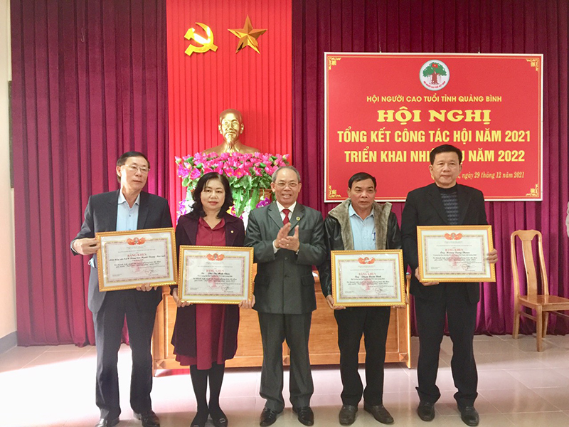 Trao bằng khen của Hội người cao tuổi Việt Nam cho các cá nhân có thành tích xuất sắc trong phong trào thi đua yêu nước “Tuổi Cao, Gương Sáng” năm 2021.