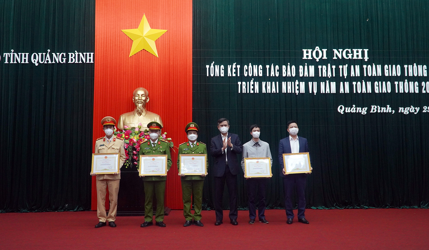 Đồng chí Trần Thắng, Phó Bí thư Tỉnh ủy, Chủ tịch UBND tỉnh, Trưởng ban ATGT trao Bằng khen cho các tập thể