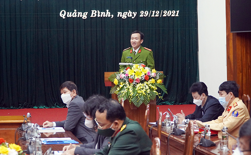 Đại tá Trần Quang Hiếu, Phó Giám đốc Công an tỉnh, Phó trưởng ban ATGT tỉnh phát biểu tại hội nghị