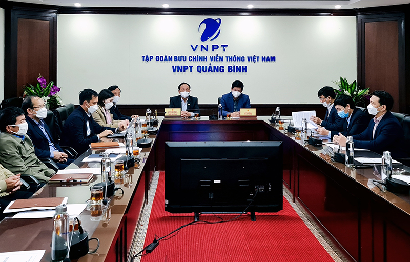 Các đồng chí Phó Bí thư Thường trực Tỉnh ủy Trần Hải Châu và Phó Chủ tịch UBND tỉnh Hồ An Phong tham dự hội nghị tại điểm cầu tỉnh Quảng Bình.