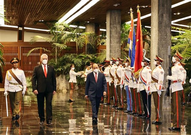 Chủ tịch nước Nguyễn Xuân Phúc và Bí thư thứ nhất Ban Chấp hành Trung ương Đảng Cộng sản Cuba, Chủ tịch nước Cộng hòa Cuba Miguel Díaz-Canel duyệt đội danh dự, trong chuyến thăm chính thức Cuba hồi tháng 9-2021. (Ảnh: Thống Nhất/TTXVN)