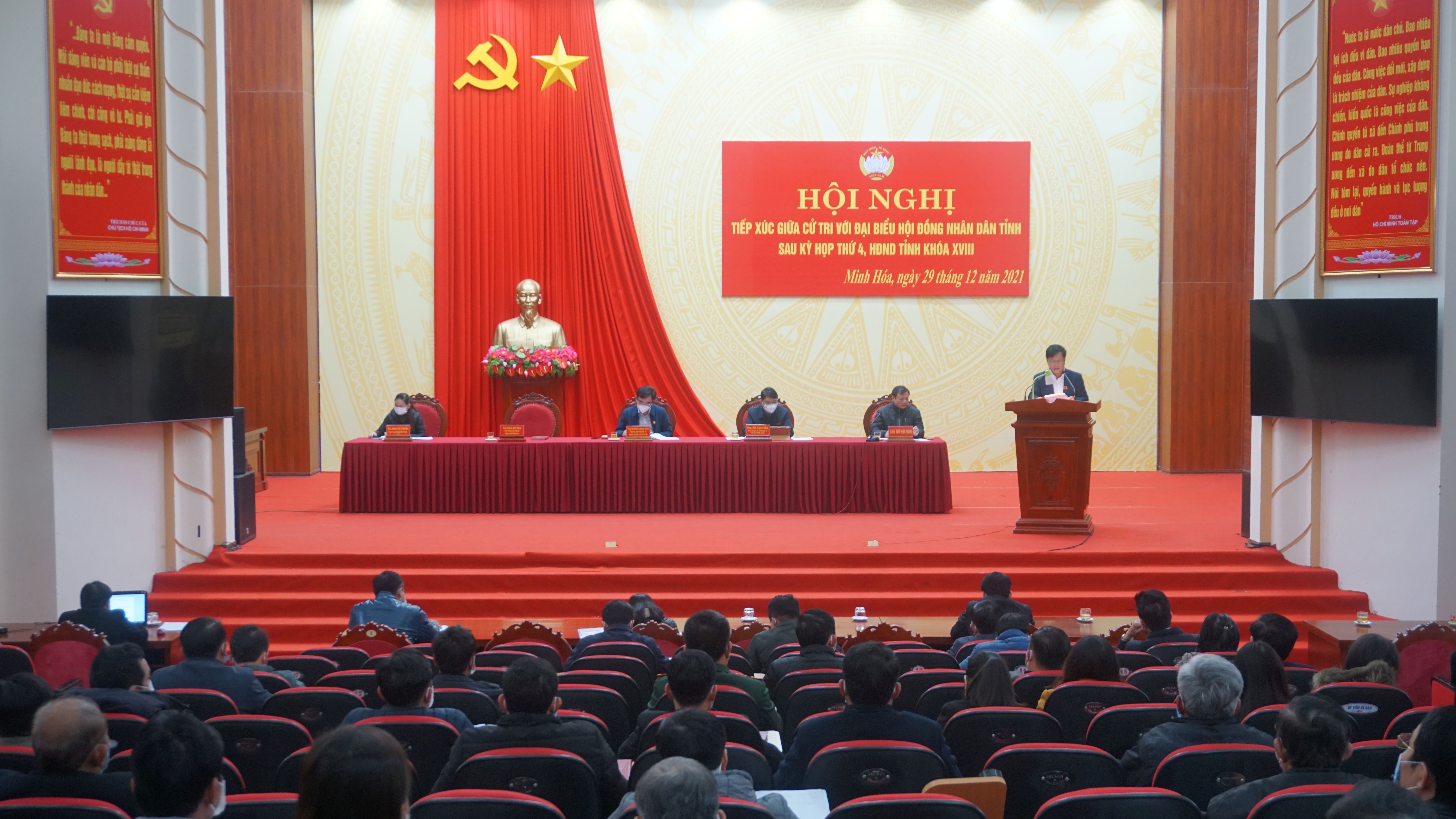Toàn cảnh hội nghị TXCT của tổ đại biểu HĐND tỉnh tại huyện Minh Hóa.