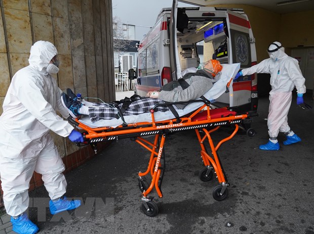   Nhân viên y tế chuyển bệnh nhân COVID-19 tới bệnh viện ở Warsaw, Ba Lan ngày 7-11-2020. (Ảnh: AFP/TTXVN)