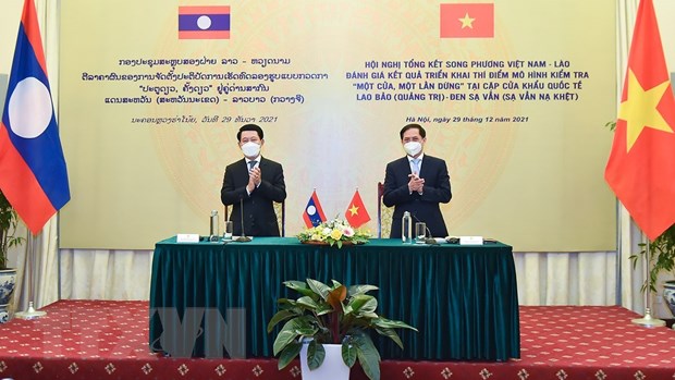 Bộ trưởng Ngoại giao Bùi Thanh Sơn và Bộ trưởng Ngoại giao Lào Saleumsay Kommasith đồng chủ trì Hội nghị. (Ảnh: TTXVN)