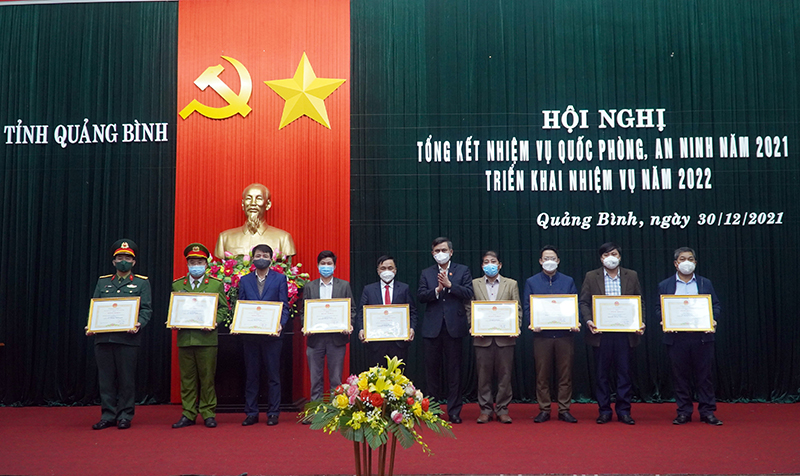 Đồng chí Chủ tịch UBND tỉnh Trần Thắng trao Bằng khen của UBND tỉnh cho các tập thể.