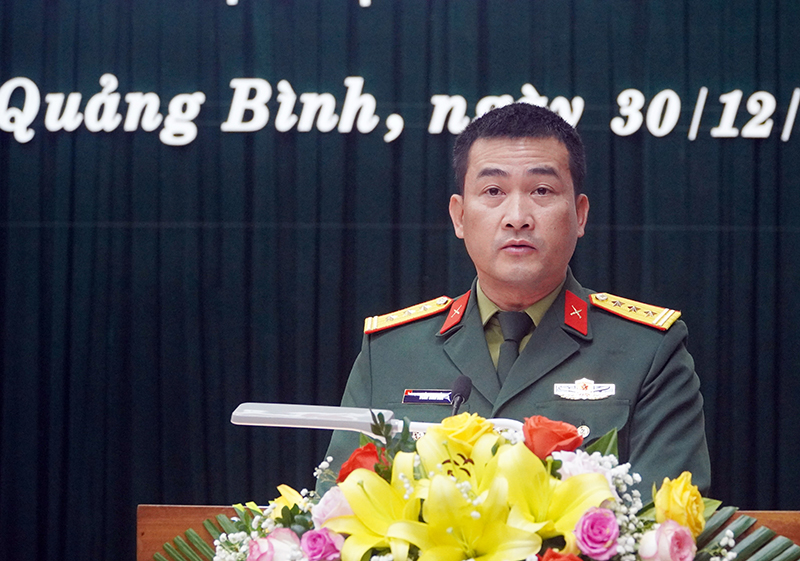 Đồng chí Thượng tá Đoàn Sinh Hòa, Ủy viên Ban Thường vụ Tỉnh ủy, Chỉ huy trưởng Bộ CHQS tỉnh trình bày báo cáo thực hiện nhiệm vụ QP-AN 2021, phương hướng, nhiệm vụ 2022