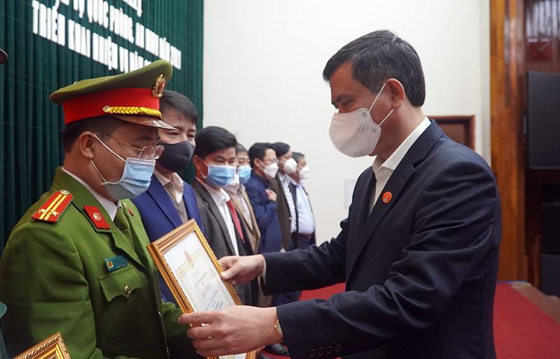 Đồng chí Chủ tịch UBND tỉnh Trần Thắng trao Bằng khen cho các tập thể